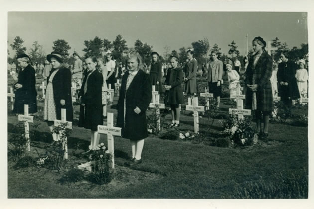 Remembrance at Overloom Cemetery in 1950